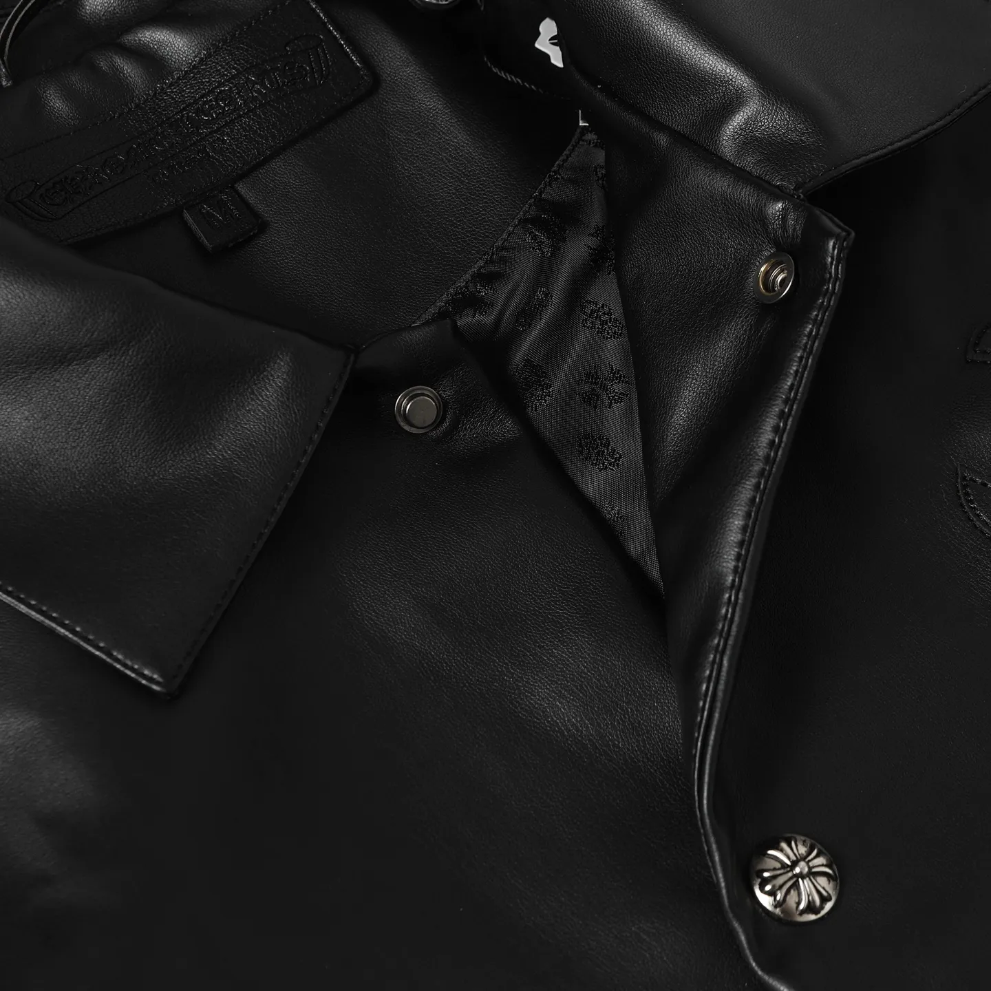 P540 Chrome Heart*/Chrome Heart Hardware Cross Leather Snap Button Jacket Originally purchased for 84,300, the fabric is made of black pebbled two-layer cowhide, customized silk jacquard logo lining, embroidery is processed by TAJIMA machine, patch embroidery technology, imported template machine shape on the back, customized genuine leather trademark, customized genuine leather size, customized 5.8cm metal logo mark, customized 18mm four-button buckle, customized 18mm two-button button, a full set of three-label accessories, exclusively produced.  Size：S/M/L/XL